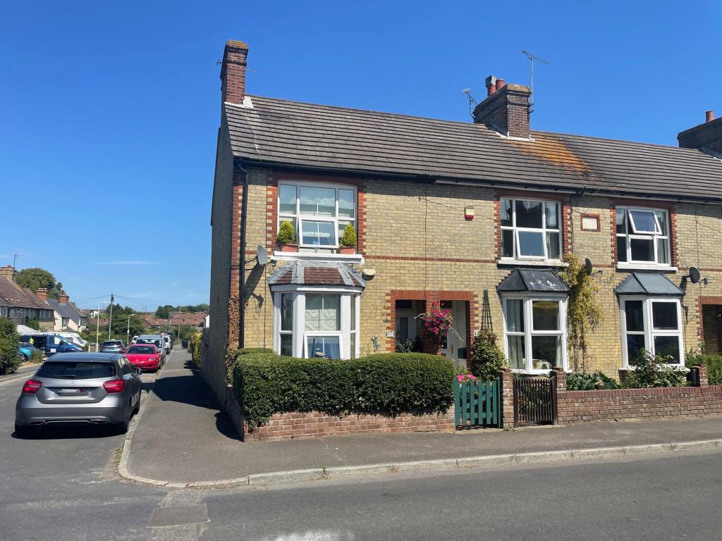 Lot: 32 - END-TERRACE HOUSE FOR INVESTMENT -